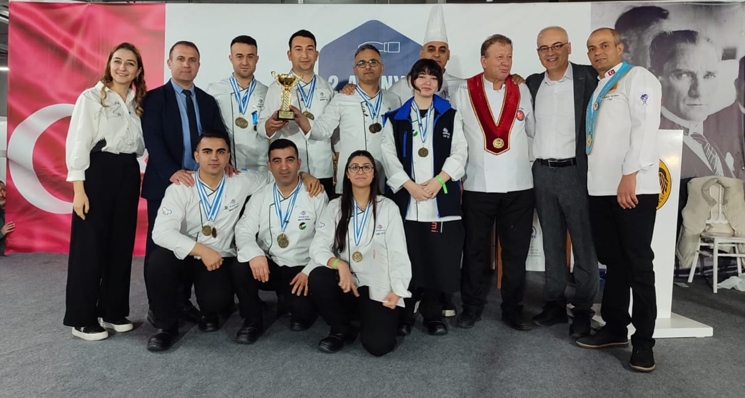 ESBAŞ Gıda İşletmeleri, 9. Alanya Altın Kepçe Aşçılar Uluslararası Yemek Yarışmasından 11 kategoride altın madalya ve ekip yarışmasında birincilik madalyası kazandı. Yarışmaya 5 aşçı ve 2 stajyer ile katılan ESBAŞ Gıda İşletmeleri ekibi, 49 ülkeden ve Türkiye genelinden 2 bin şef ve aşçının katıldığı bu festivalde elde ettiği bu başarı ile gastronomi dünyasındaki yetkinliğini bir kez daha kanıtlamış oldu.