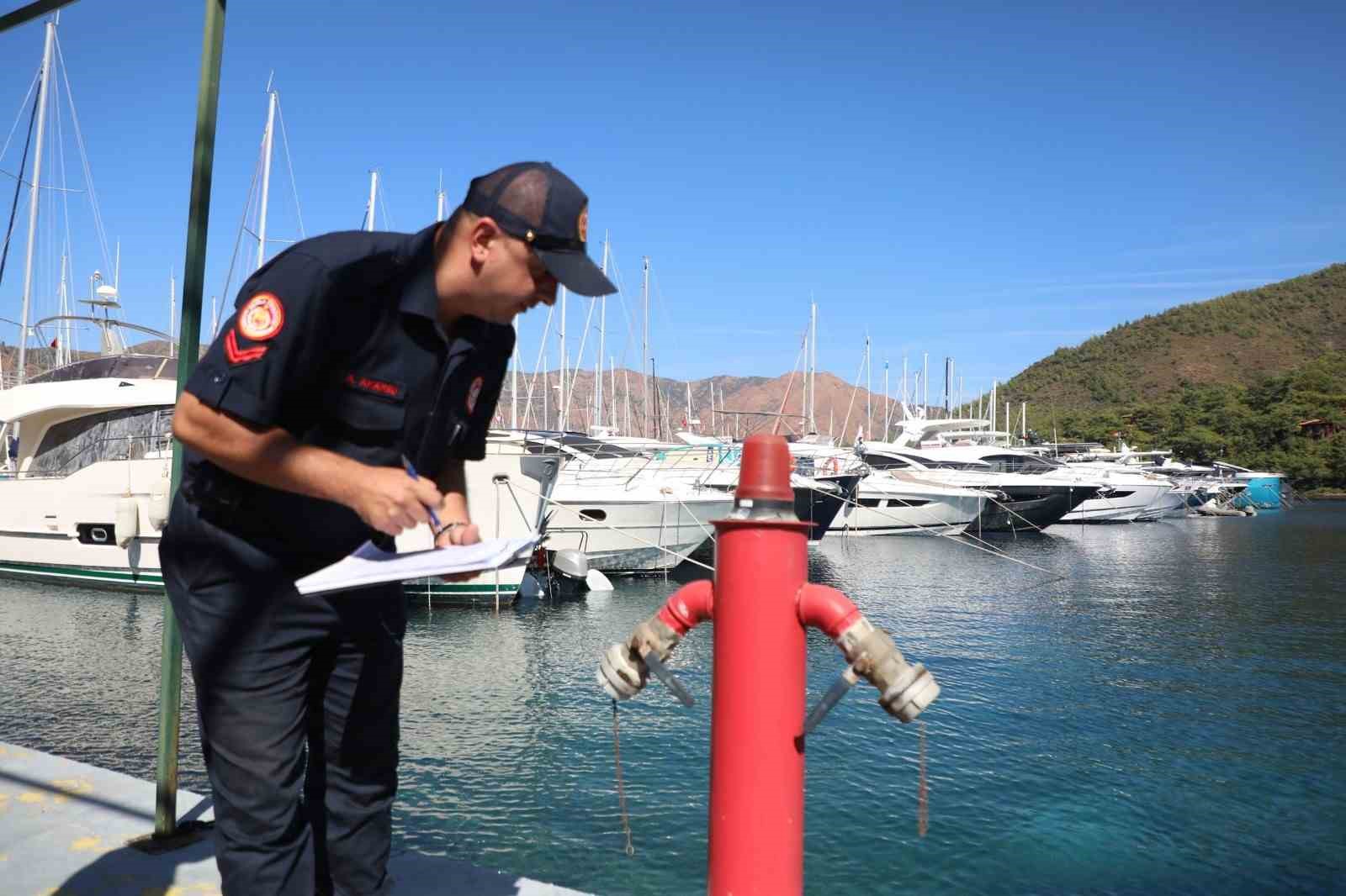 Muğla Büyükşehir Belediyesi İtfaiyesi il genelinde konaklama tesisleri, akaryakıt ve LPG Satış İstasyonları, marina, tersane, yat tamir bakım yerleri, umuma açık eğlence yerlerinde yangın güvenliği denetimlerini aralıksız sürdürüyor.
