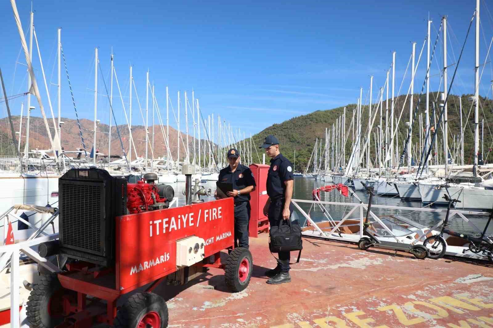 Muğla Büyükşehir Belediyesi İtfaiyesi il genelinde konaklama tesisleri, akaryakıt ve LPG Satış İstasyonları, marina, tersane, yat tamir bakım yerleri, umuma açık eğlence yerlerinde yangın güvenliği denetimlerini aralıksız sürdürüyor.
