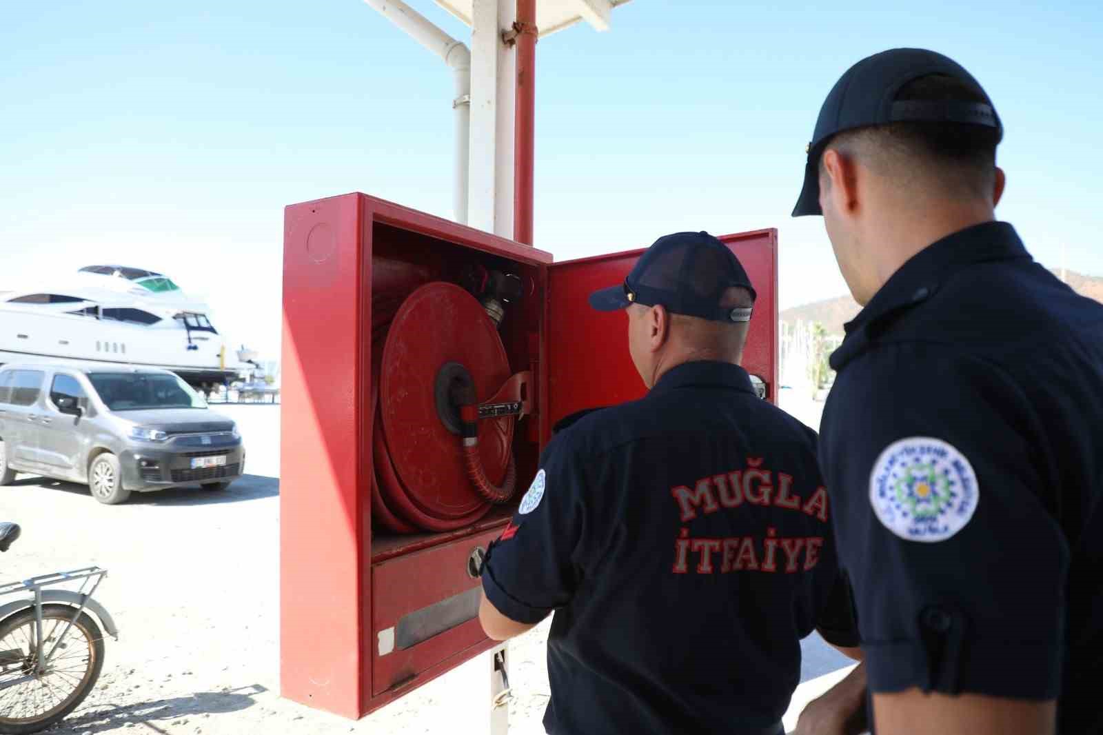 Muğla Büyükşehir Belediyesi İtfaiyesi il genelinde konaklama tesisleri, akaryakıt ve LPG Satış İstasyonları, marina, tersane, yat tamir bakım yerleri, umuma açık eğlence yerlerinde yangın güvenliği denetimlerini aralıksız sürdürüyor.
