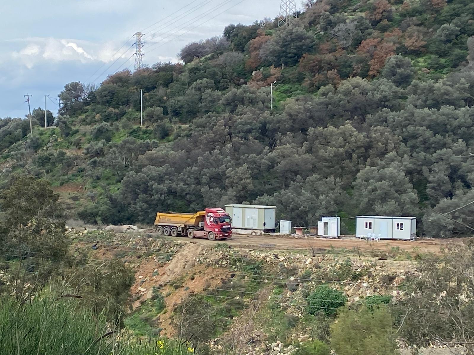 Yılan hikayesine dönen bir yol macerası! Bodrum Yalıkavak yol çalışmaları, 2015 yılında Karayolları Bölge Müdürlüğü tarafından başlatılmış, fakat çeşitli sebeplerle bir türlü tamamlanamamıştı. 2024 yılı Mart ayında gerçekleştirilen mahalli idareler seçimi öncesinde yeniden başlayan çalışmalar, Karayolları 2. Bölge Müdürlüğü ve yüklenici firma tarafından sürdürülüyor. 