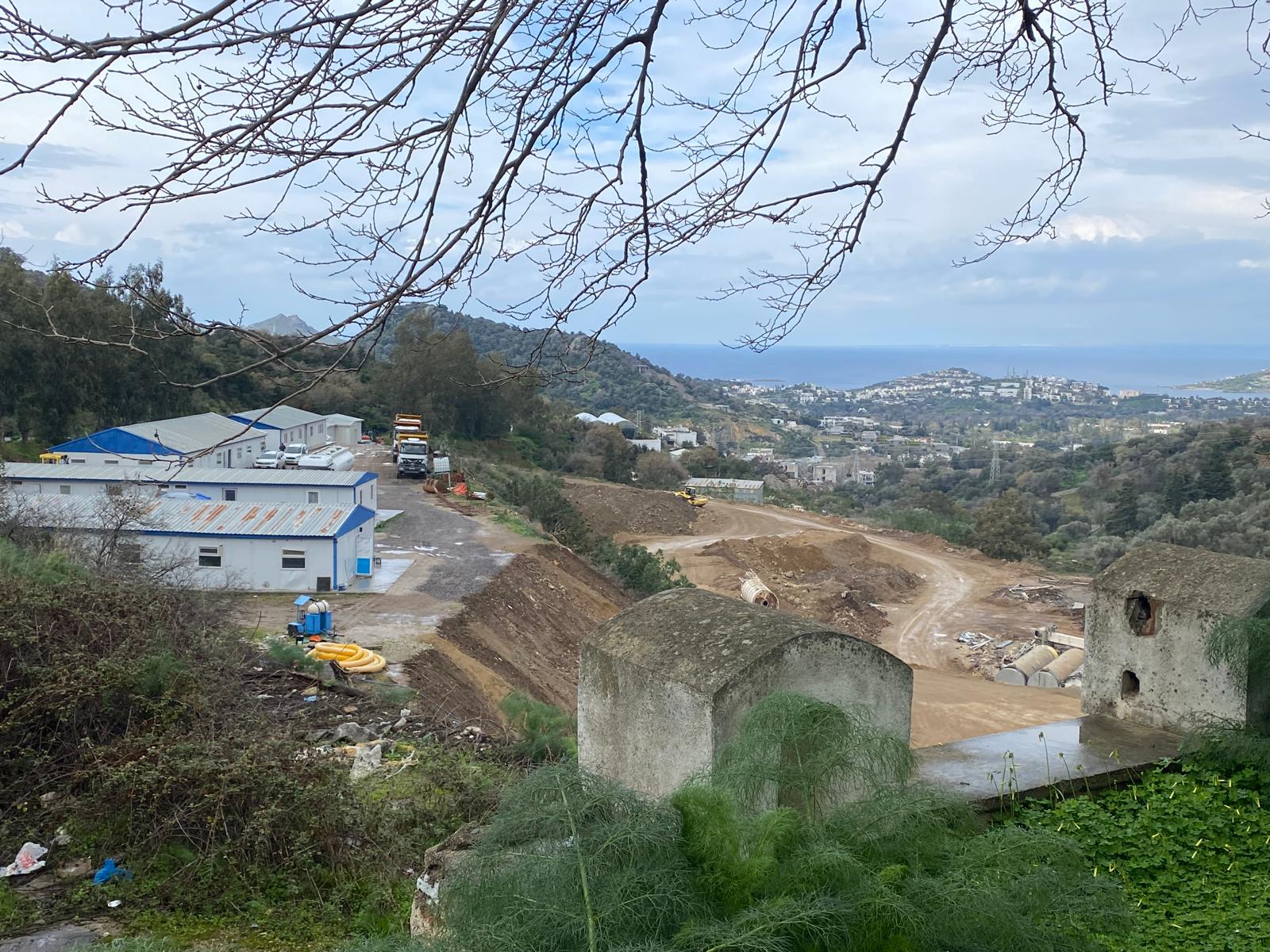 Yılan hikayesine dönen bir yol macerası! Bodrum Yalıkavak yol çalışmaları, 2015 yılında Karayolları Bölge Müdürlüğü tarafından başlatılmış, fakat çeşitli sebeplerle bir türlü tamamlanamamıştı. 2024 yılı Mart ayında gerçekleştirilen mahalli idareler seçimi öncesinde yeniden başlayan çalışmalar, Karayolları 2. Bölge Müdürlüğü ve yüklenici firma tarafından sürdürülüyor. 